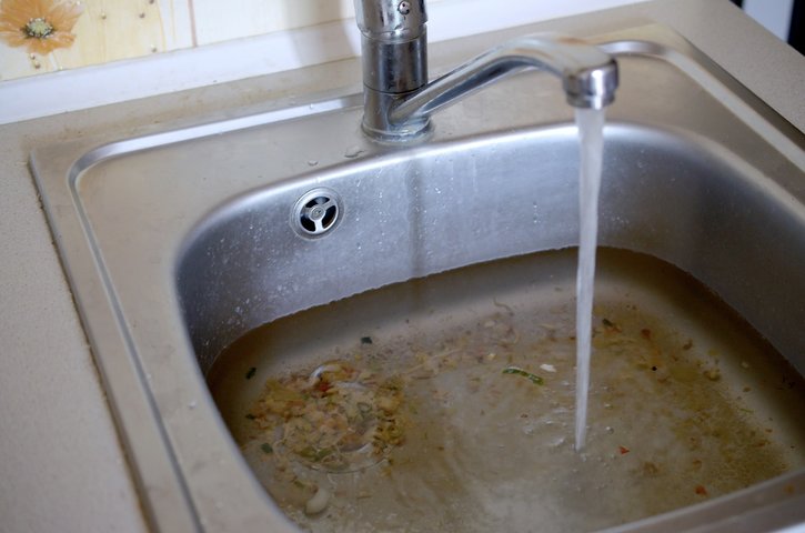 Qué hacer si se produce un atasco en el fregadero, el lavabo, la ducha o el inodoro.